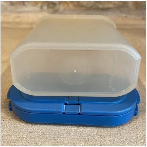 Set of 2 Tupperware 1846 Modular Mates Spice Blue Shakers with Lids Seals - Picture 4 of 15